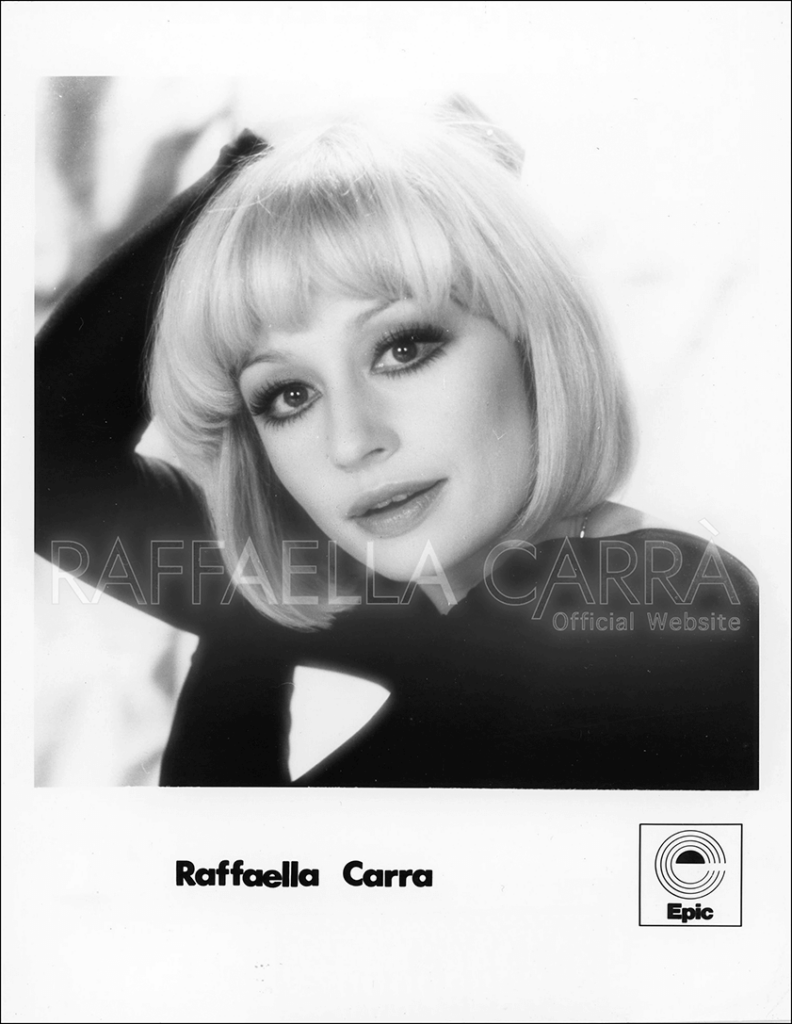 Fotografia  “Epic” inserita nelle prime stampe promozionali dell’album “Raffaella”• 1978, UK