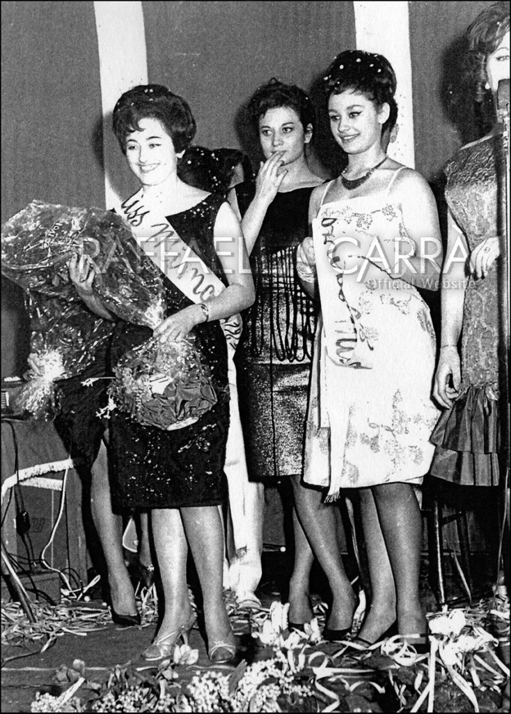 1959 .Una giovanissima Raffaella, eletta “Miss Eleganza” in un concorso di bellezza tenutosi nel locale “Cristallo” di Bellaria Igea Marina. Foto Faccini.