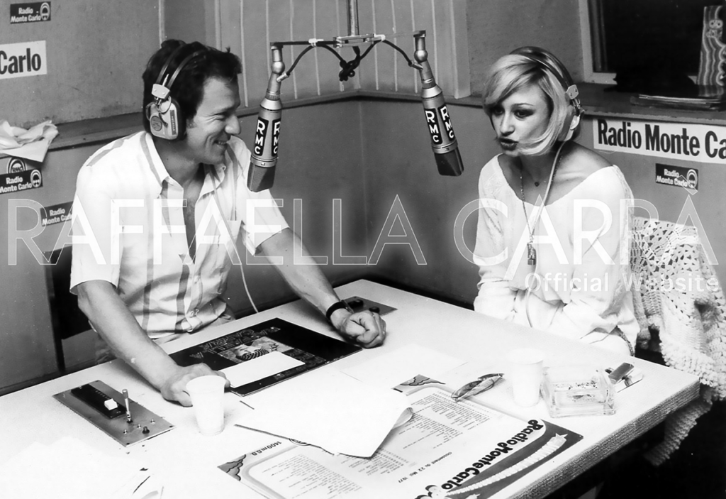 1976. Raffaella  a “Radio Montecarlo” per la promozione del disco “Forte Forte Forte”.