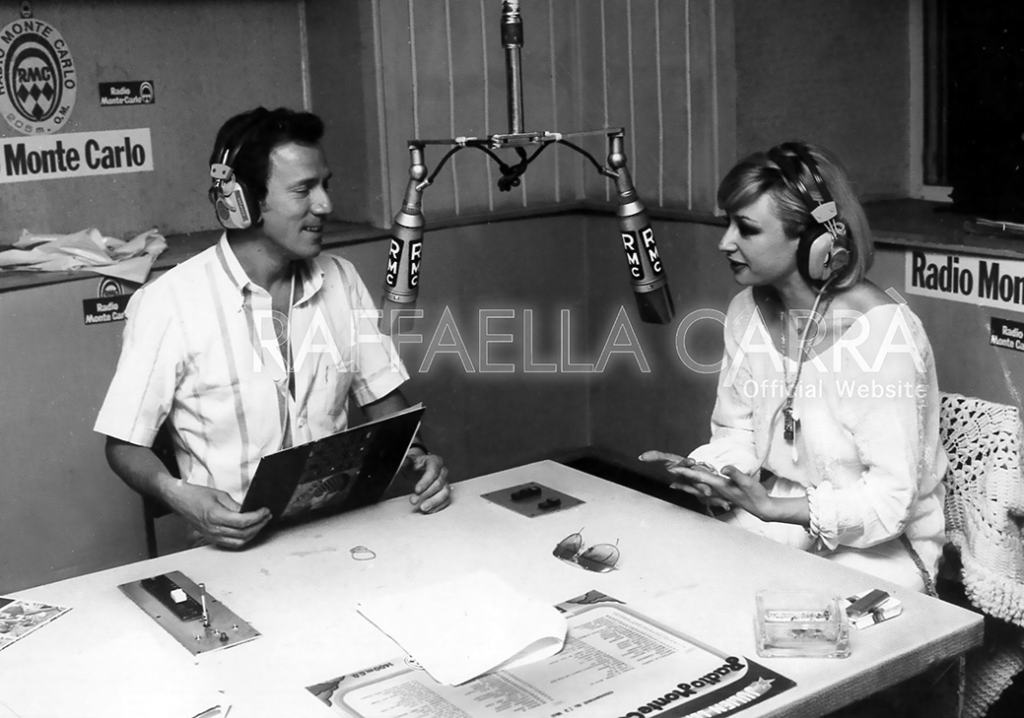 1976. Raffaella intervistata a “Radio Montecarlo” per la promozione del disco “Forte Forte Forte”.