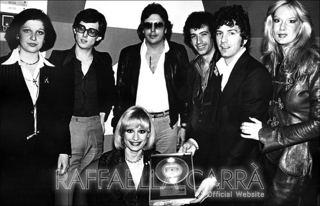 1977. Raffaella riceve dalla CBS in Canada il “Disco d’oro” per le vendite del 45 giri “Tornerai” (110.000 copie vendute).
